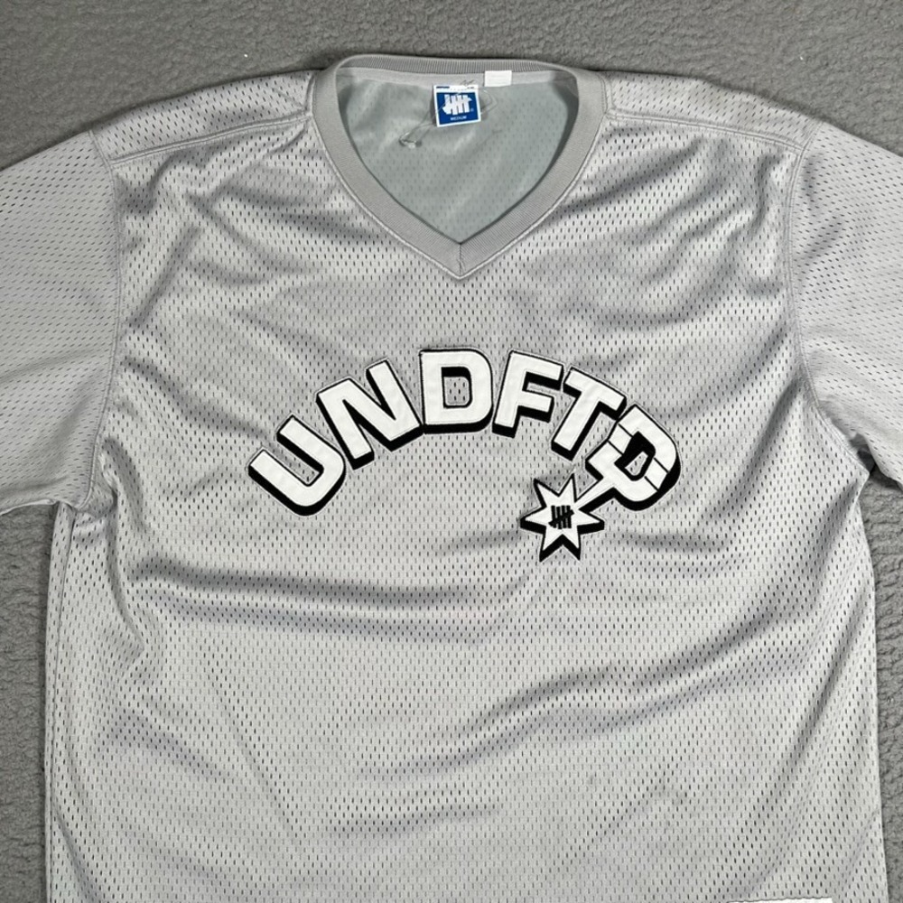 Undefeated Shirt Mens Medium Gray Jersey Casual Preppy Streetwear Spellout‎ Logo - Picture 2 of 11